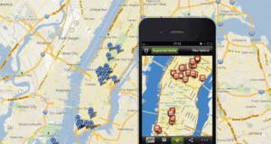 Mapa interativo exibindo localizações marcadas em Nova Iorque e interface de realidade aumentada em aplicativo móvel para orientação urbana e descoberta de pontos de interesse, levando a entender, que o viajante precisa de usar aplicativos essencências para guiar a sua viagem.