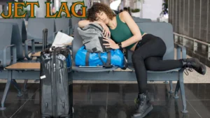 imagem de uma mulher dormindo no aeroporto, em cima das suas malas, por estar muito cansada sentindo os sintomas do jet lag.